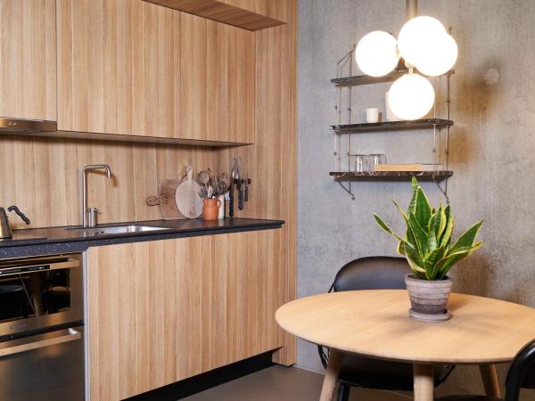 Hotel GUESTapart : photo 9 de la chambre chambre familiale avec salle de bains privative