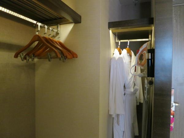 Crowne Plaza Hong Kong Kowloon East, an IHG Hotel : photo 2 de la chambre chambre lit king-size standard - Étage Élevé - vue sur ville