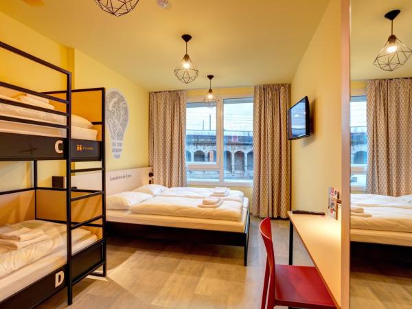 MEININGER Hotel Lyon Centre Berthelot : photo 1 de la chambre chambre quadruple standard