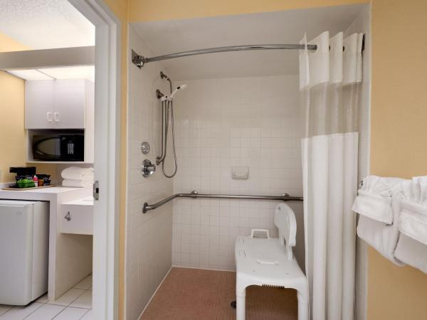 Ramada by Wyndham Kissimmee Gateway - Free Theme Park Shuttle : photo 3 de la chambre chambre deluxe dans tour avec 2 lits queen-size - accessible aux personnes à mobilité réduite