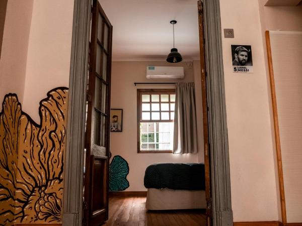 Che Juan Hostel BA : photo 6 de la chambre chambre double avec salle de bains commune