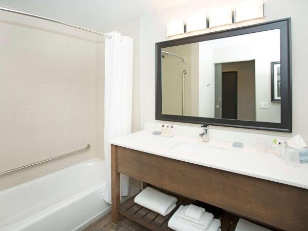 Wingate by Wyndham Calgary Airport : photo 1 de la chambre suite studio lit king-size - non-fumeurs