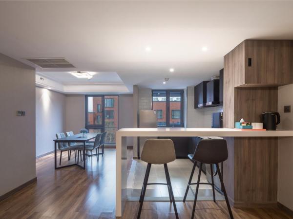 Holiday Inn Express Beijing Shijingshan Lakeview, an IHG Hotel : photo 3 de la chambre one-bedroom king suite with two king beds and kitchen