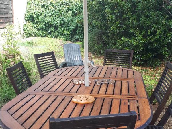 Les Pucines T2 bas de villa : photo 9 de la chambre appartement - vue sur jardin