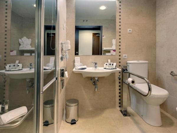 Hotel Crowne Plaza Madrid Airport : photo 3 de la chambre chambre lit king-size standard - accessible aux personnes à mobilité réduite