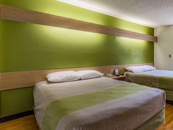 Motel 6-Charlotte, NC - University : photo 2 de la chambre chambre 2 lits queen-size - non-fumeurs