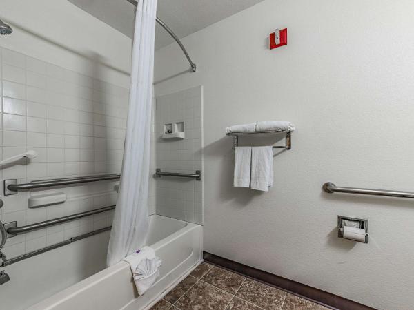 Motel 6-Charlotte, NC - University : photo 3 de la chambre chambre lit queen-size pour personnes à mobilité réduite avec douche accessible en fauteuil roulant
