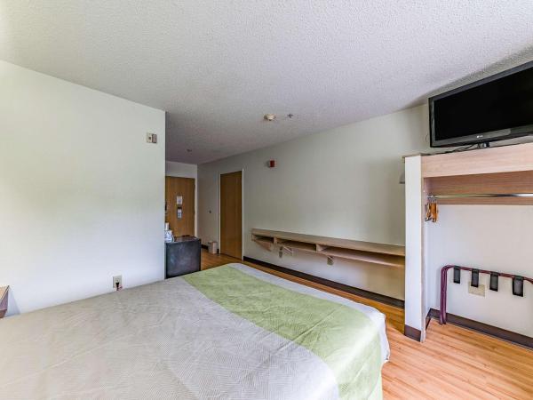 Motel 6-Charlotte, NC - University : photo 4 de la chambre chambre lit queen-size - non-fumeurs