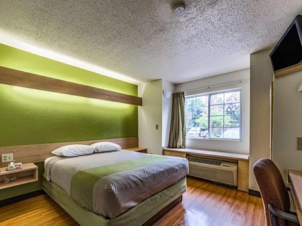 Motel 6-Charlotte, NC - University : photo 6 de la chambre chambre lit queen-size - non-fumeurs