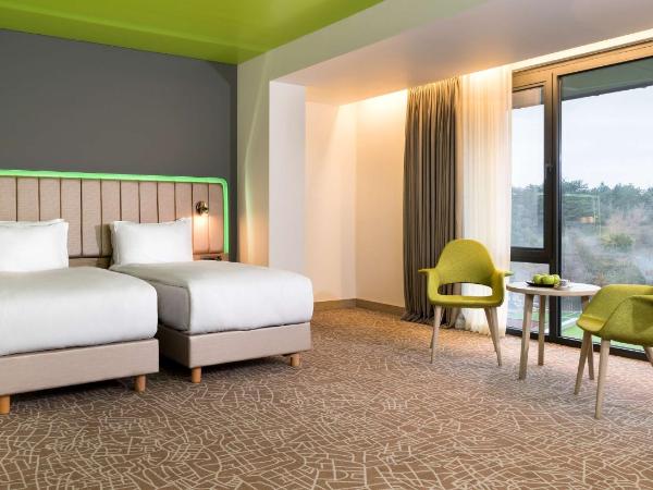 Park Inn by Radisson Istanbul Airport Odayeri : photo 2 de la chambre chambre supérieure avec balcon - vue sur forêt