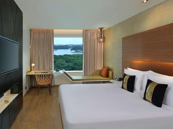 Radisson Bengaluru City Center : photo 1 de la chambre chambre deluxe - vue sur lac