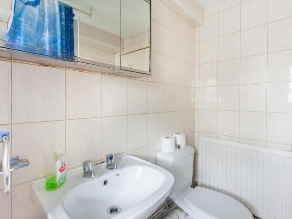 Keysan House 5 : photo 4 de la chambre chambre triple avec salle de bains commune