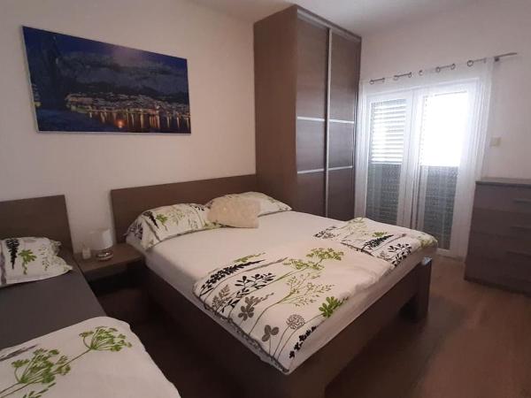 Apartments Villa Ravlić : photo 1 de la chambre chambre triple avec balcon