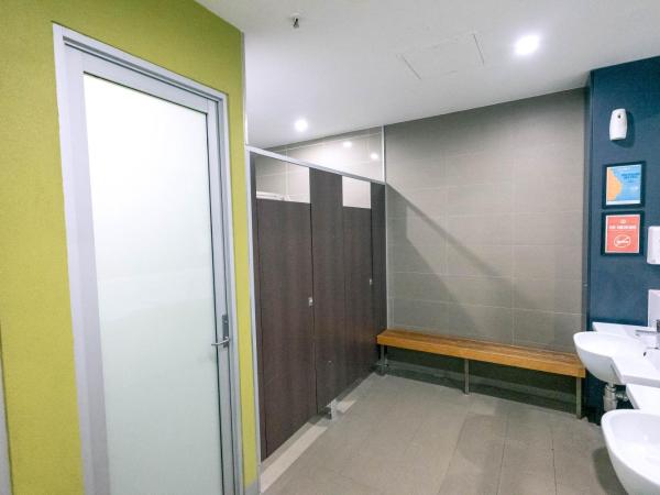 YHA Melbourne Central : photo 5 de la chambre chambre lits jumeaux avec salle de bains commune