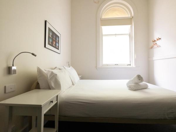 YHA Melbourne Central : photo 4 de la chambre chambre double avec salle de bains privative