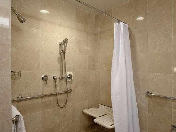 Millennium Downtown New York : photo 4 de la chambre chambre lit queen-size avec douche à l'italienne - accessible aux personnes à mobilité réduite