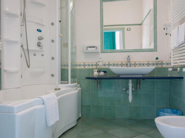 Borgo Romantica - Resort & Spa : photo 3 de la chambre suite junior avec accès au parc thermal - vue sur mer