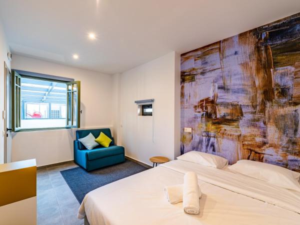 Athens Hub Hostel : photo 1 de la chambre chambre double avec lit d'appoint