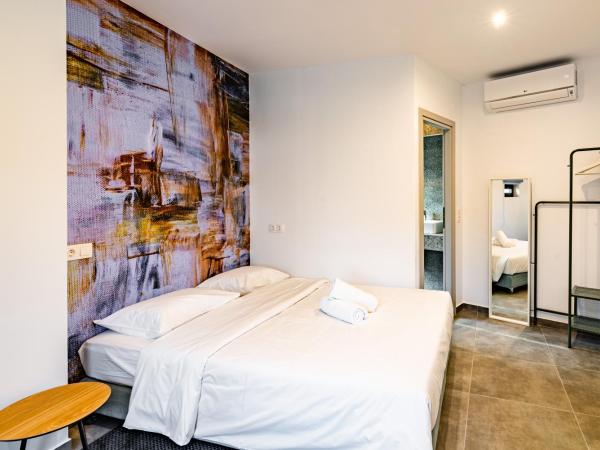 Athens Hub Hostel : photo 2 de la chambre chambre double avec lit d'appoint