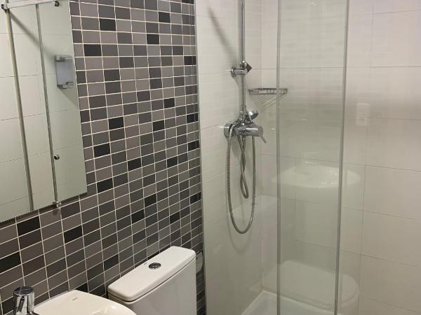 Hostal Falfes : photo 10 de la chambre chambre double ou lits jumeaux avec salle de bains privative