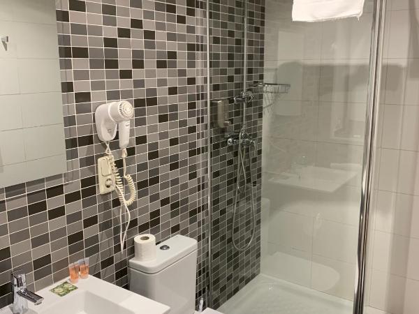 Hostal Falfes : photo 3 de la chambre chambre triple avec douche