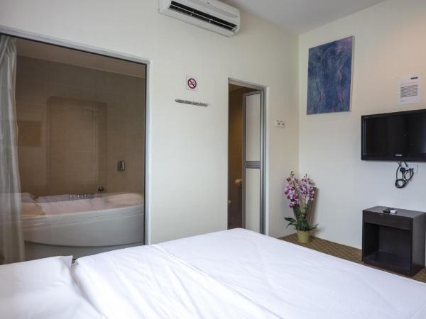 Raintree Hotel : photo 2 de la chambre suite avec jacuzzi