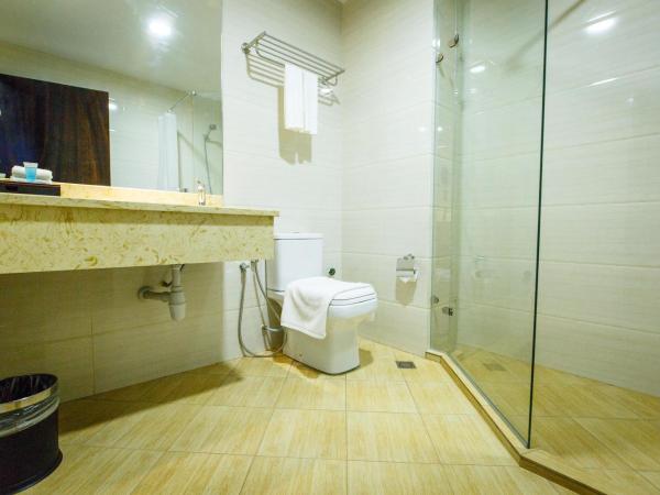 Lintas Platinum Hotel : photo 7 de la chambre suite lit king-size