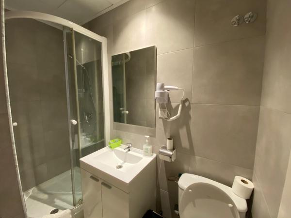 Far Home Gran Vía : photo 6 de la chambre chambre quadruple avec salle de bains privative