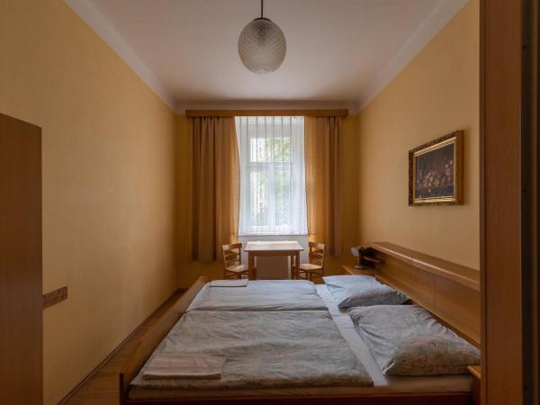 Hostel Dakura : photo 1 de la chambre chambre double avec douche privative