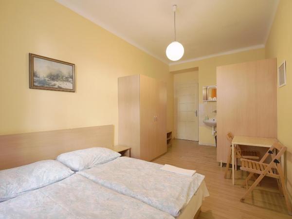 Hostel Dakura : photo 3 de la chambre chambre double avec douche privative