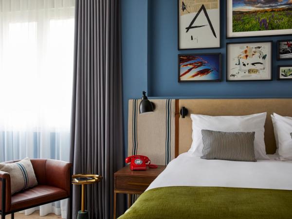 Hotel Indigo Madrid - Princesa, an IHG Hotel : photo 1 de la chambre chambre lit king-size pour personnes à mobilité réduite – douche accessible en fauteuil roulant - non-fumeurs