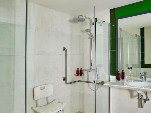 Hotel Indigo Madrid - Princesa, an IHG Hotel : photo 4 de la chambre chambre lit king-size pour personnes à mobilité réduite – douche accessible en fauteuil roulant - non-fumeurs