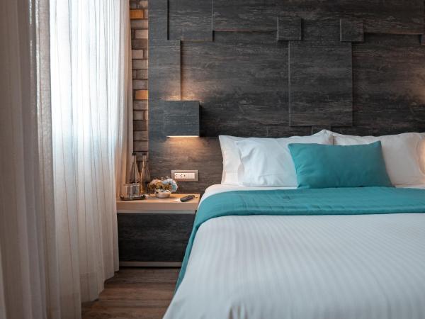 Hotel Punto MX : photo 1 de la chambre chambre lit queen-size avec baignoire spa