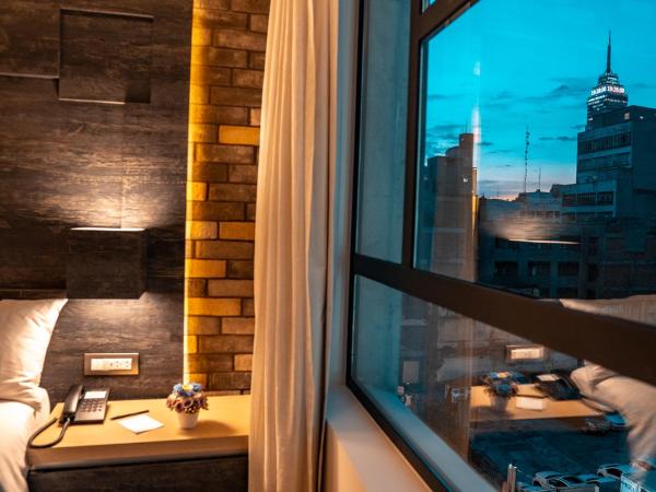 Hotel Punto MX : photo 2 de la chambre chambre lit queen-size avec baignoire spa