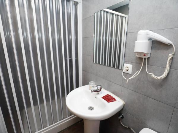 Hostal Conde David : photo 3 de la chambre chambre double (2 adultes + 1 enfant)