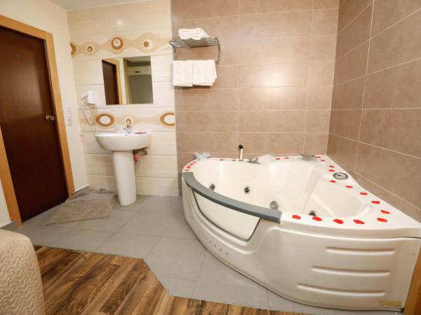 Hostal Conde David : photo 1 de la chambre suite avec baignoire spa