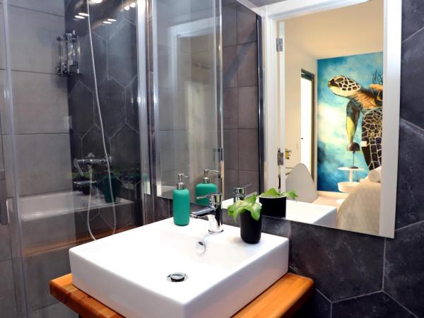 Le Jardin Secret de Faro Guesthouse : photo 3 de la chambre chambre double deluxe avec balcon