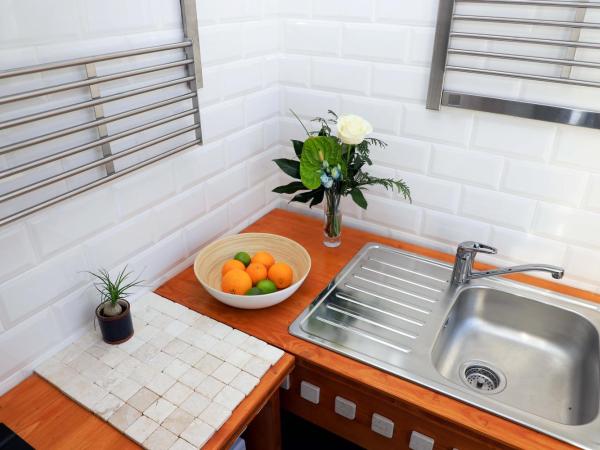 Le Jardin Secret de Faro Guesthouse : photo 9 de la chambre studio avec terrasse