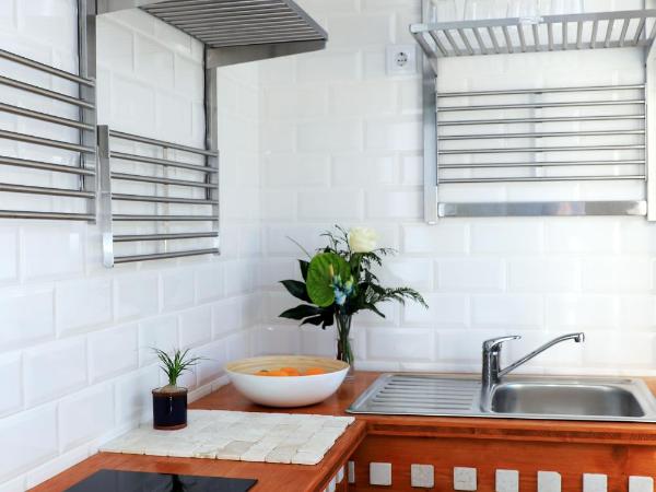 Le Jardin Secret de Faro Guesthouse : photo 6 de la chambre studio avec terrasse