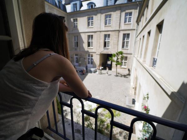 MIJE MARAIS Hostel : photo 2 de la chambre lit simple dans dortoir pour femmes