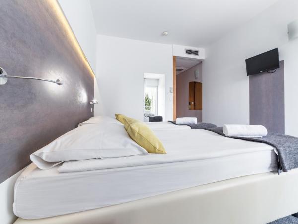 Hotel Punta : photo 6 de la chambre chambre double ou lits jumeaux avec balcon - vue partielle sur mer