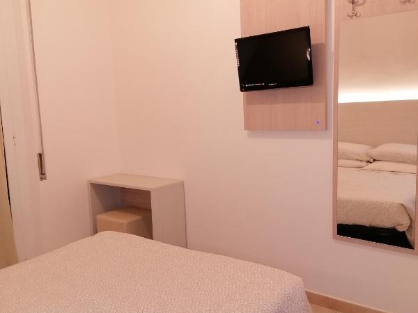 HOTEL ANDREA'S : photo 3 de la chambre grande chambre simple