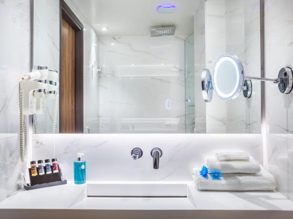 Imperial Plus Urban Smart Hotel Thessaloniki : photo 8 de la chambre suite familiale communicante avec lit simple + lits jumeaux - vue sur ville