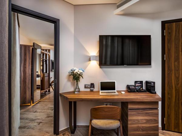 Imperial Plus Urban Smart Hotel Thessaloniki : photo 4 de la chambre suite familiale communicante avec lit simple + lits jumeaux - vue sur ville