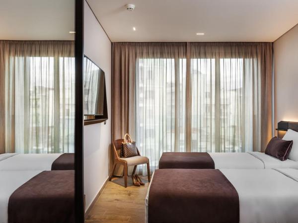 Imperial Plus Urban Smart Hotel Thessaloniki : photo 3 de la chambre suite familiale communicante avec lit simple + lits jumeaux - vue sur ville