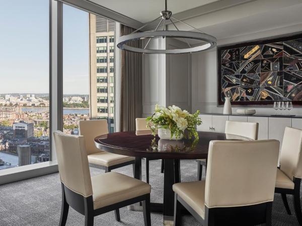 Four Seasons Hotel One Dalton Street, Boston : photo 4 de la chambre suite lit king-size - charles