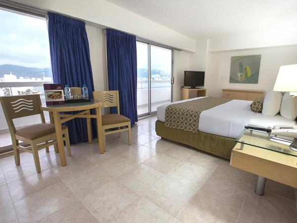 HS HOTSSON Hotel Acapulco : photo 1 de la chambre suite junior avec un lit king-size