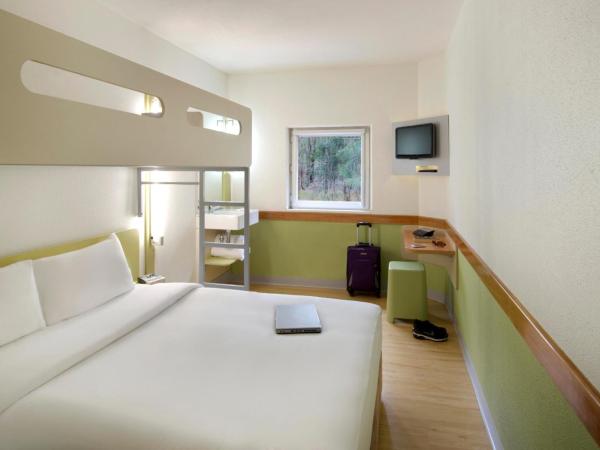 ibis Budget - Fawkner : photo 3 de la chambre chambre avec lit queen-size et lit superposé