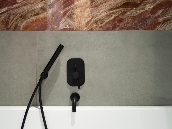 Art Suites Korai : photo 6 de la chambre chambre familiale avec baignoire