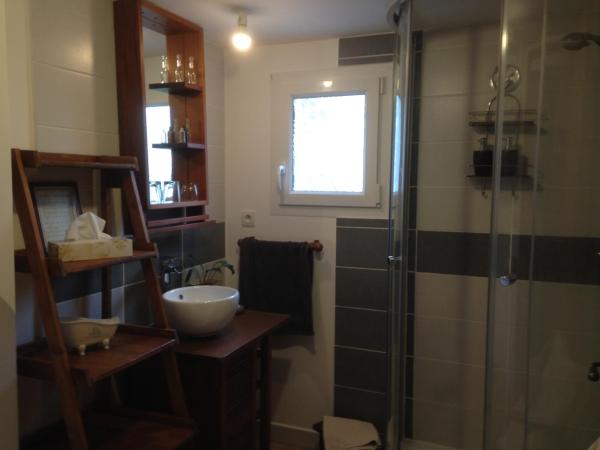 Chambre d'Hôtes Hola : photo 5 de la chambre chambre double avec salle de bains commune